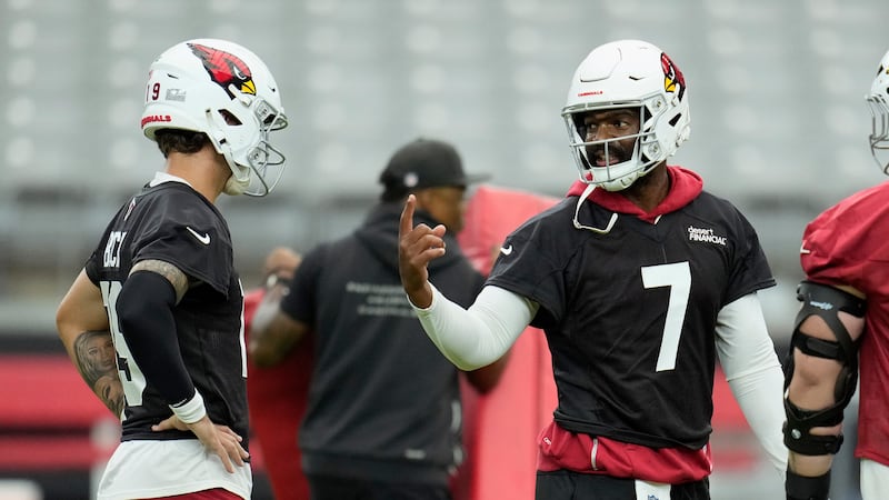 Arizona Cardinals quarterback Jacoby Brissett (7) talks with Cardinals quarterback Carson...