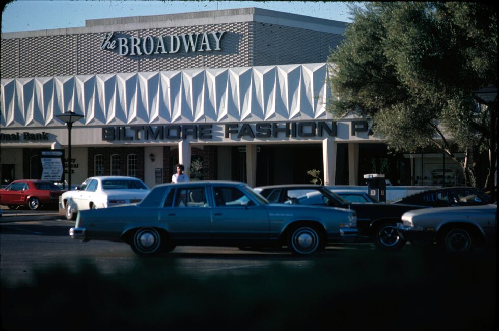 Des photos de 1978 du Biltmore Fashion Square exposées "Broadway" Gardez-le partiellement...