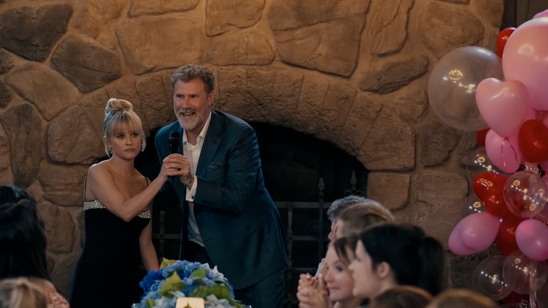 Margot (Reese Witherspoon) and Jim (Will Ferrell) in YOU’RE CORDIALLY INVITED.