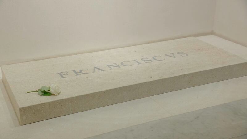 The Catholic faithful have begun visiting the simple white tomb of Pope Francis in St. Mary...