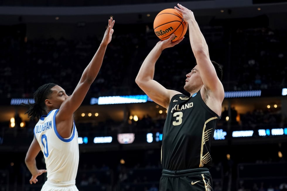 Oakland's Jack Gohlke (3) shoots a 3-pointer over Kentucky's Rob Dillingham (0) during the...