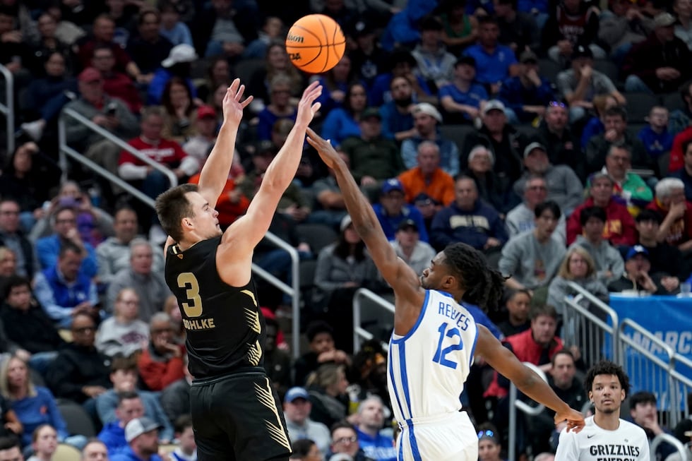 Oakland's Jack Gohlke (3) shoots a 3-pointer over Kentucky's Antonio Reeves (12) during the...