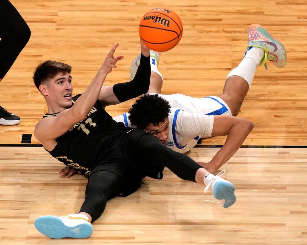 Oakland's Blake Lampman (11) passes the ball after getting possession away from Kentucky's Tre...