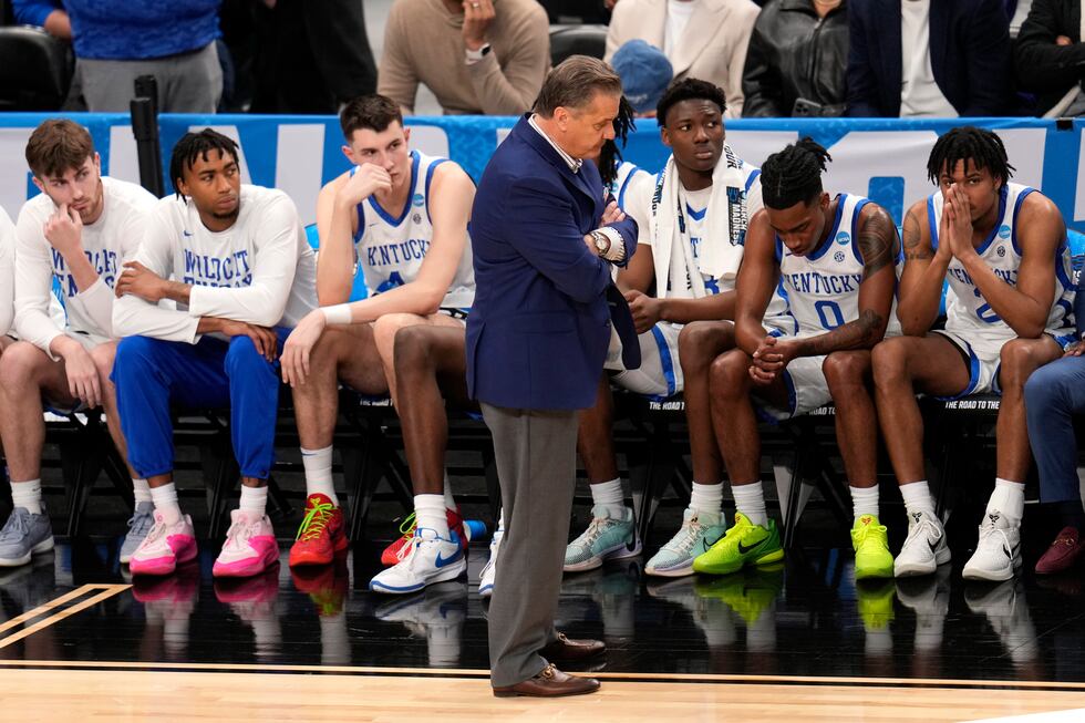 Kentucky coach John Calipari, center, stands in front of the bench late in the second half of...