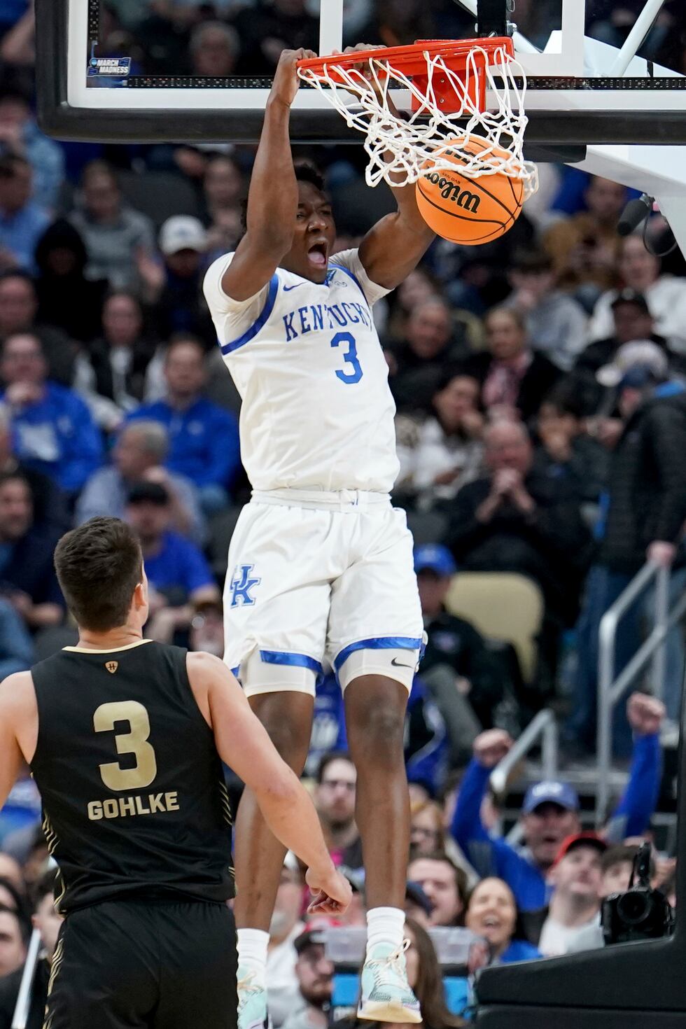Kentucky's Adou Thiero (3) dunks in front of Oakland's Jack Gohlke (3) during the first half...
