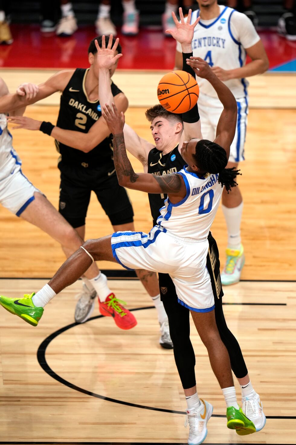 Kentucky's Rob Dillingham (0) collides with Oakland's Blake Lampman during the first half of a...