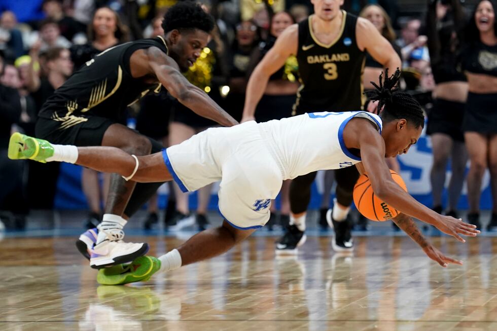 Kentucky's Rob Dillingham, right, dives for the ball next to Oakland's Rocket Watts, left,...