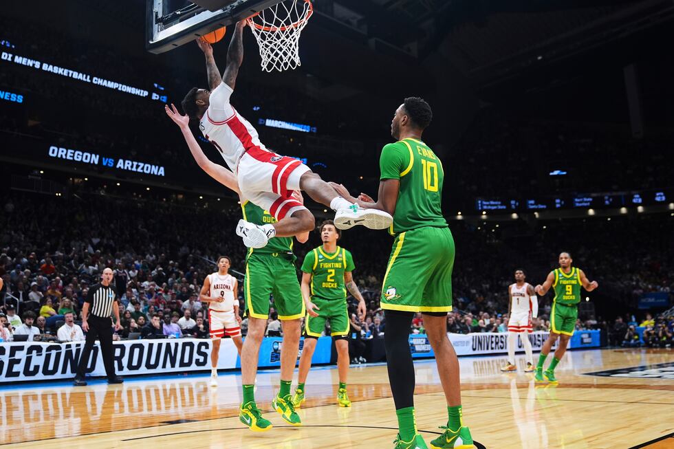 Arizona guard KJ Lewis tries to recover his dunk attempt as Oregon forward Kwame Evans Jr....
