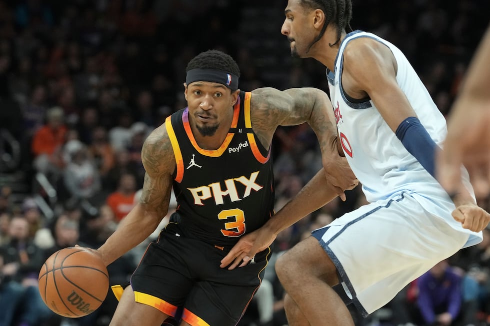 Phoenix Suns guard Bradley Beal (3) dribbles the ball against Washington Wizards forward Alex...