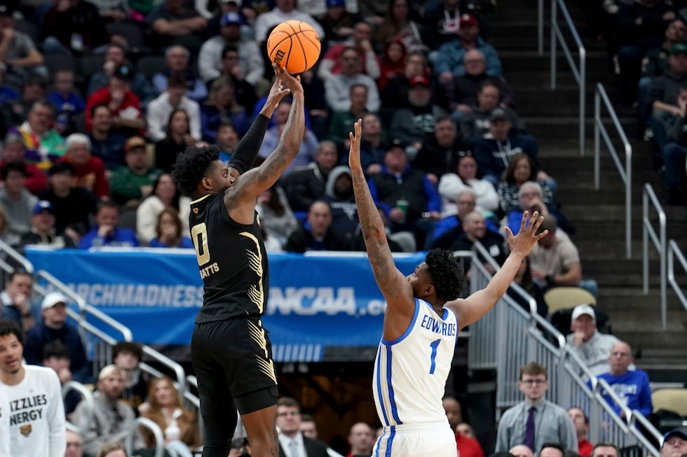 Oakland's Rocket Watts (0) shoots over Justin Edwards (1) during the second half of a college...