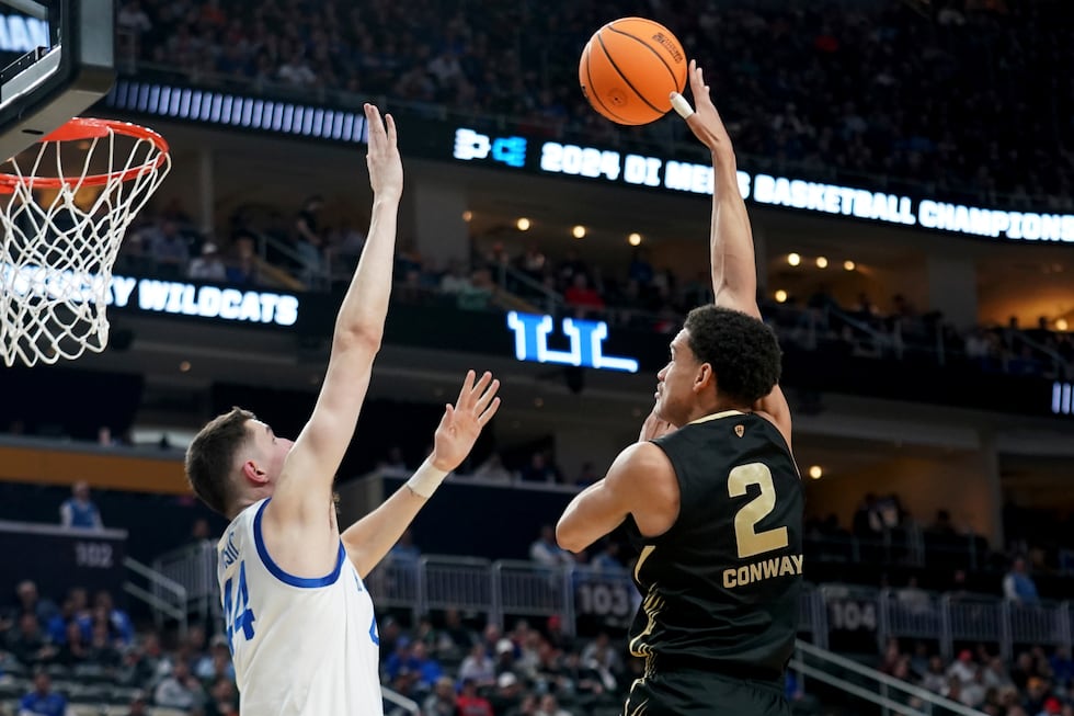 Oakland's Chris Conway (2) shoots over Kentucky's Zvonimir Ivisic (44) during the first half...