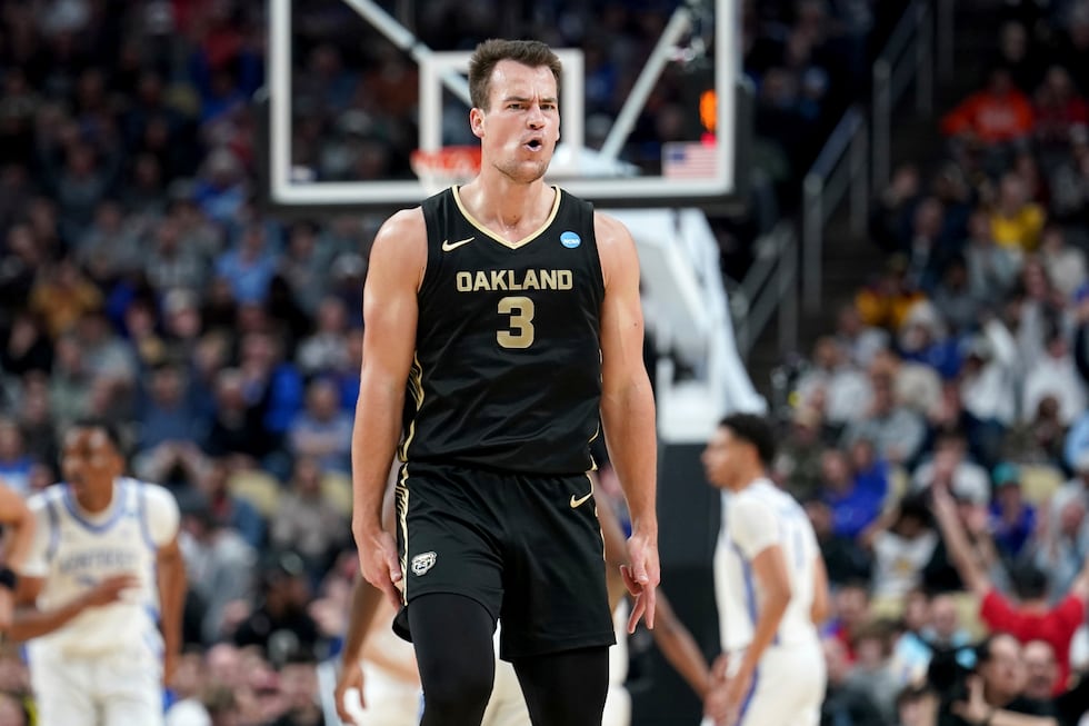 Oakland's Jack Gohlke (3) reacts after hitting a 3-point shot against Kentucky during the...