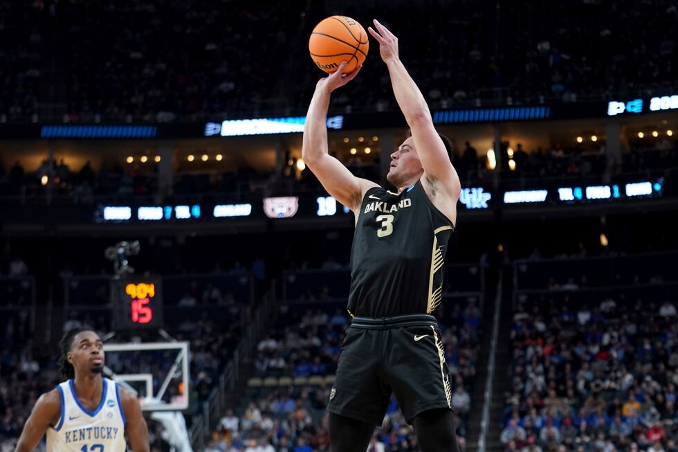 Oakland's Jack Gohlke (3) shoots a 3-pointer against Kentucky during the first half of a...
