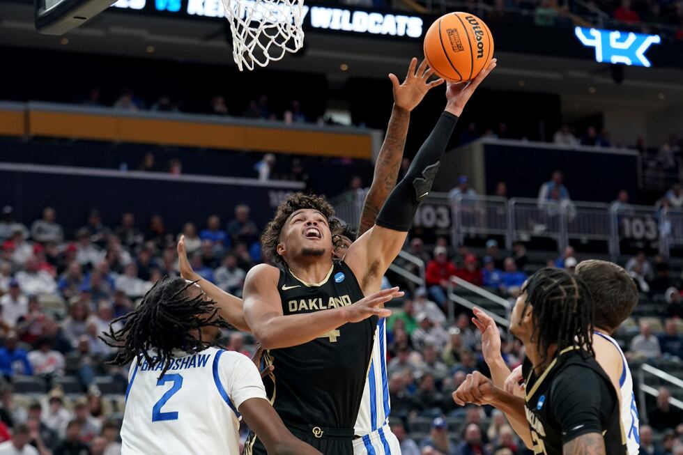 Oakland's Trey Townsend (4) shoots next to Kentucky's Aaron Bradshaw (2) during the first half...