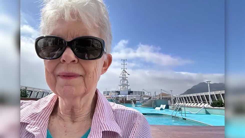 La mujer de 77 años actualmente vive en un crucero en lugar del continente.